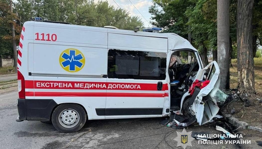 Новини України - У Дніпрі "швидка" врізалась у стовп, загинув медик