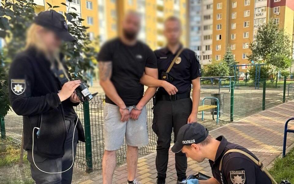 Новини Києва - У Києві чоловік стріляв по авто у дворі будинку