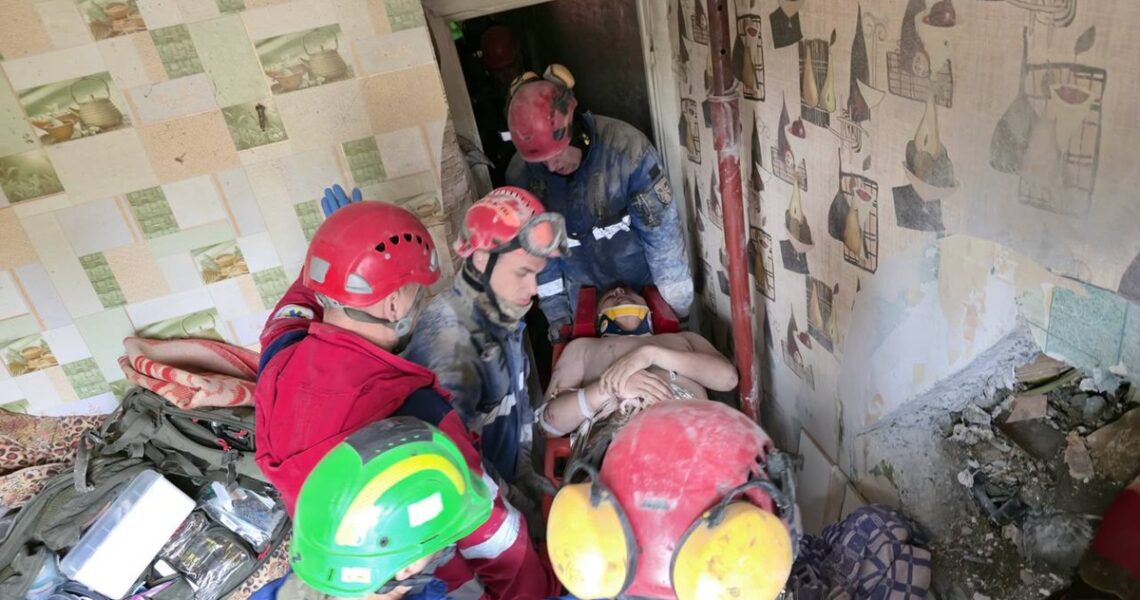 Новини України - У Києві дістали чоловіка з-під завалів будинку