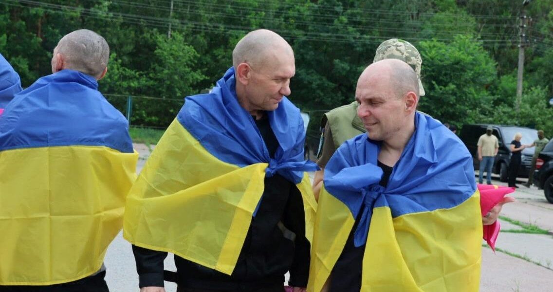 Новини України - Україна повернула з полону військових і цивільних
