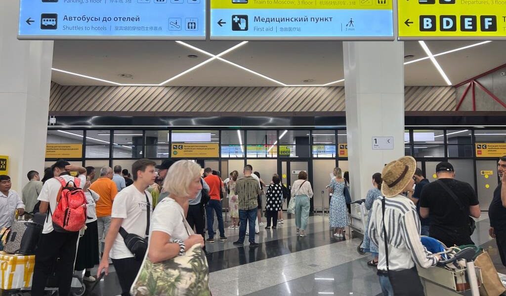 Новини світу - В аеропортах Москви триває колапс через дрони: пасажирам видають килимки