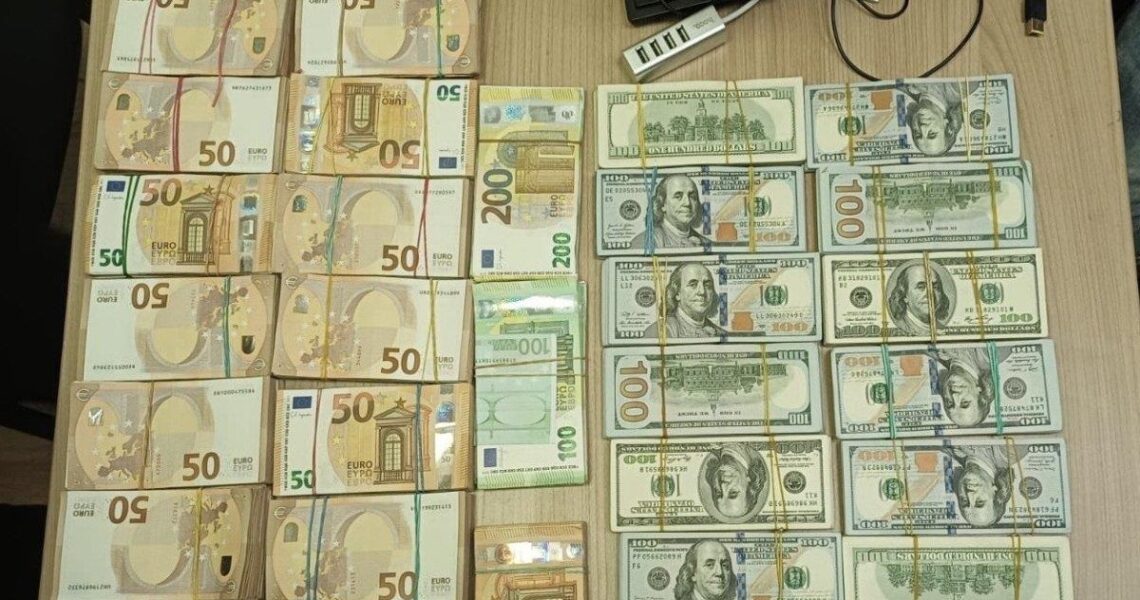 Новини України - В українця вилучили велику суму валюти на кордоні