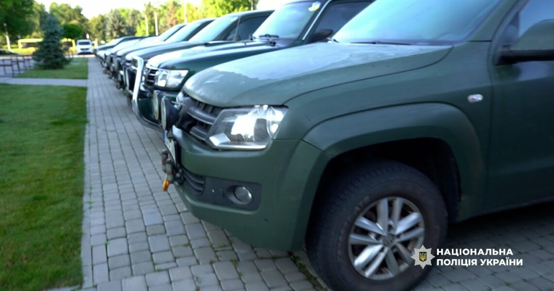 Естонські правоохоронці передали поліції України 16 авто для евакуації цивільних