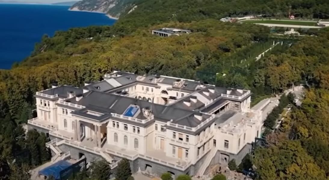 Новини світу - Дрони підпалили ліс під палацом Путіна - ЗМІ