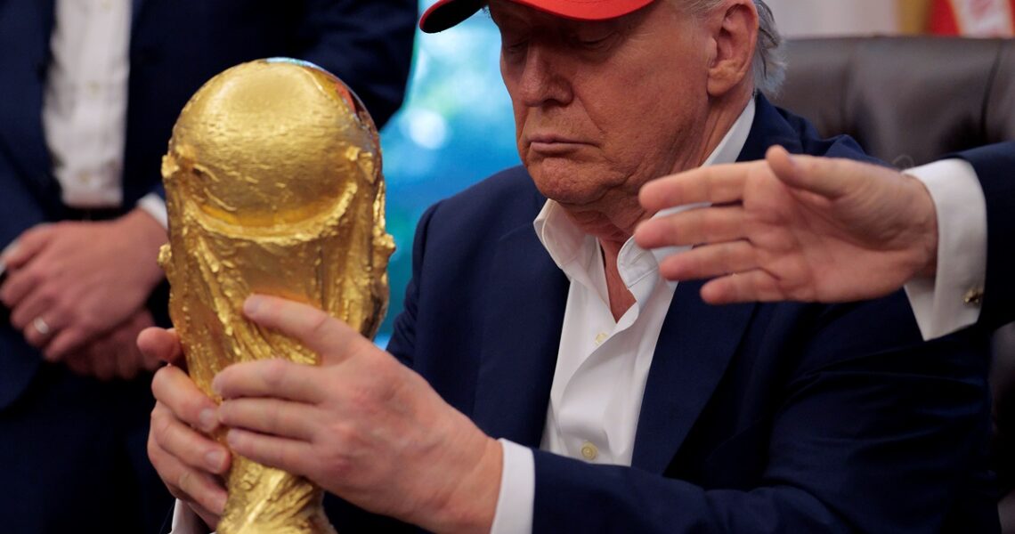 Новини світу - "Можна я залишу його собі?": Трамп не захотів віддавати кубок ЧС з футболу