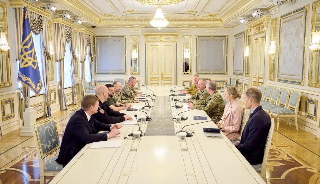 Новини України - Президент зустрівся з командуванням армії Британії