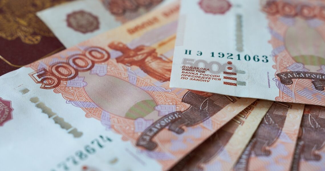 Новини бізнесу - Росіяни масово виносять готівку з банків через перебої з інтернетом