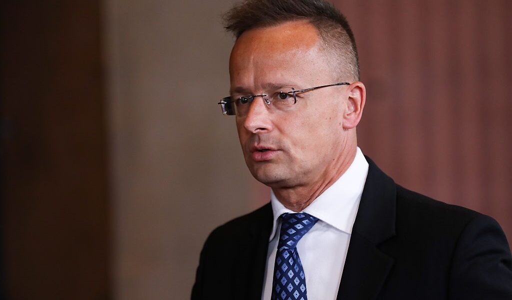 Новини світу - Сіярто звинуватив ЄС у намірах скинути уряди трьох країн