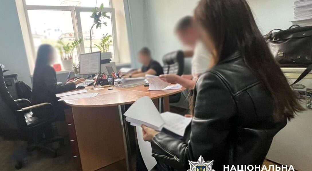Новини Києва - Судитимуть нотаріуса, яка з-за кордону через подругу вела бізнес в Україні