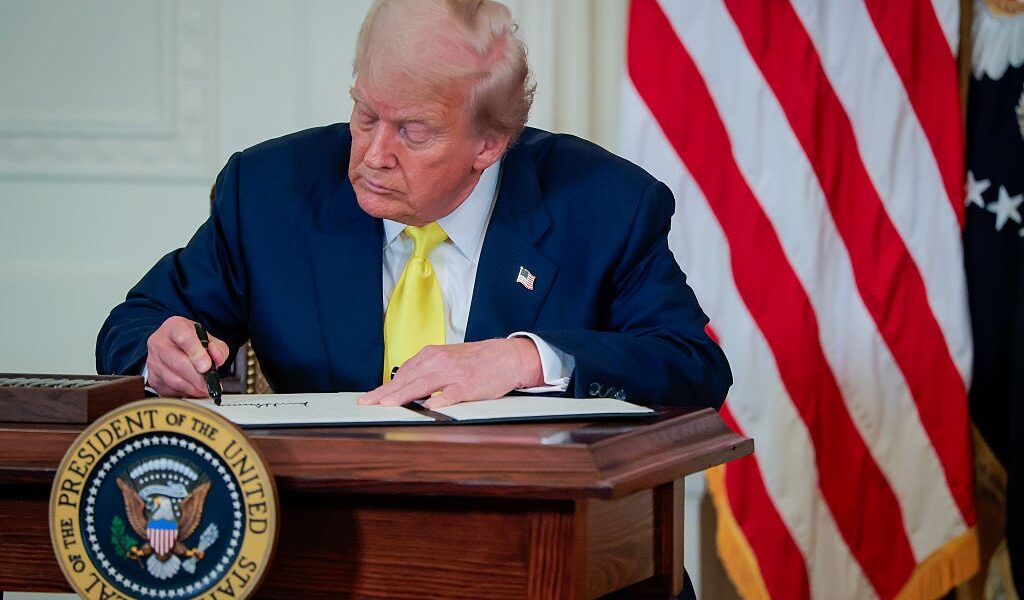 Новини світу - Трамп продовжив надзвичайний стан для протидії технологічному розвитку КНР