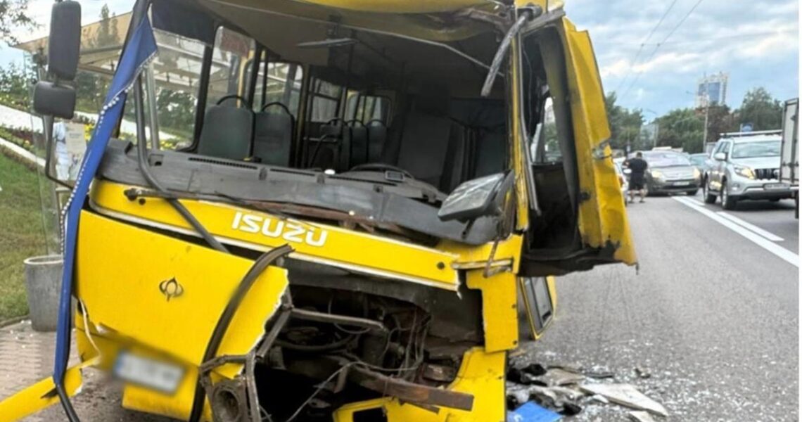 Новини Києва - В Києві маршрутка врізалася в автобус на зупинці