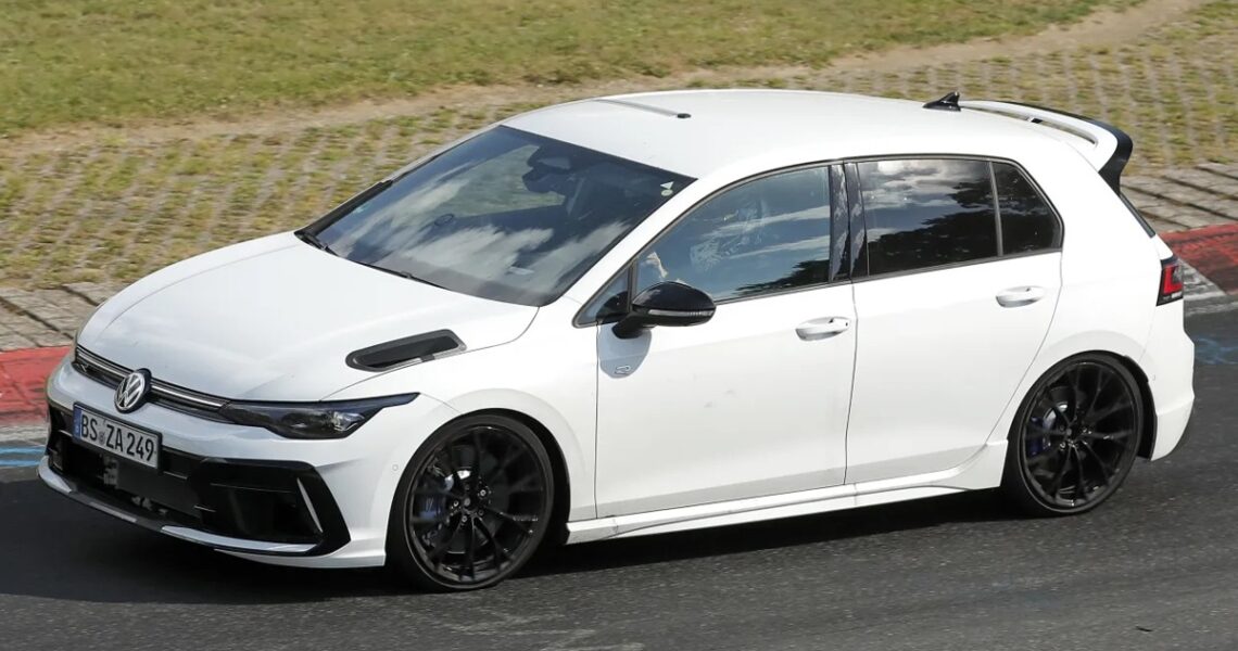 Авто новини - Volkswagen готує найпотужніший Golf R з мотором від Audi RS3
