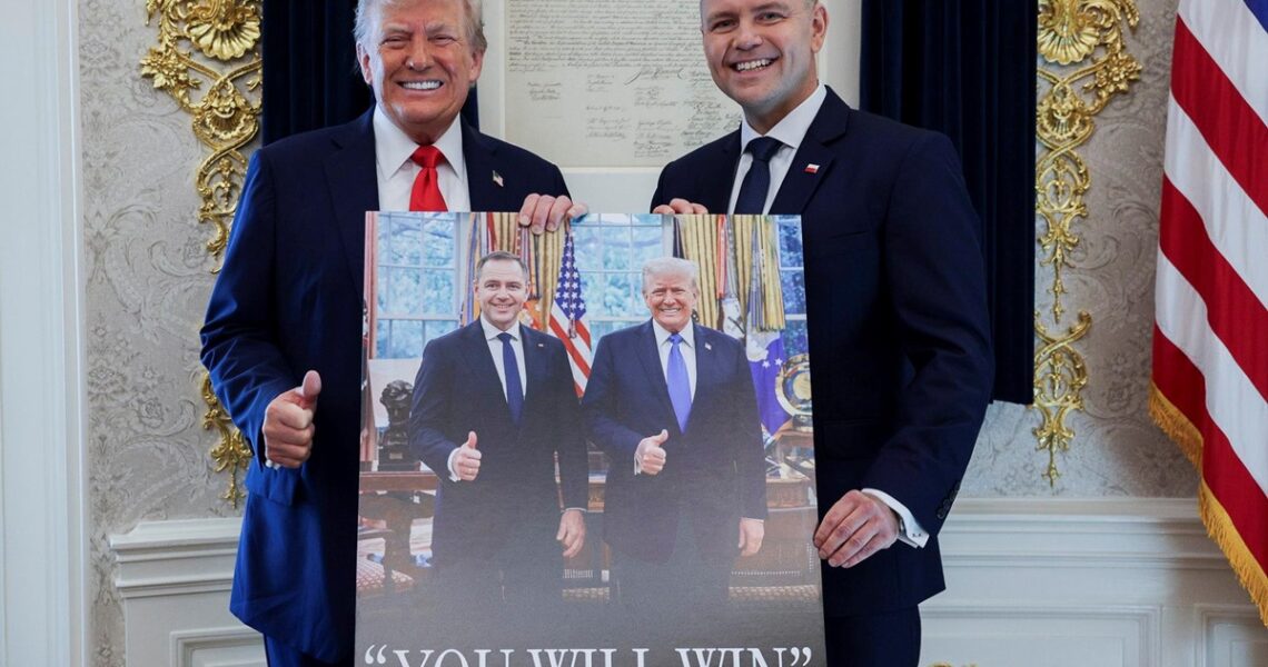 Новини світу - Навроцький показав подарунок, який отримав від Трампа
