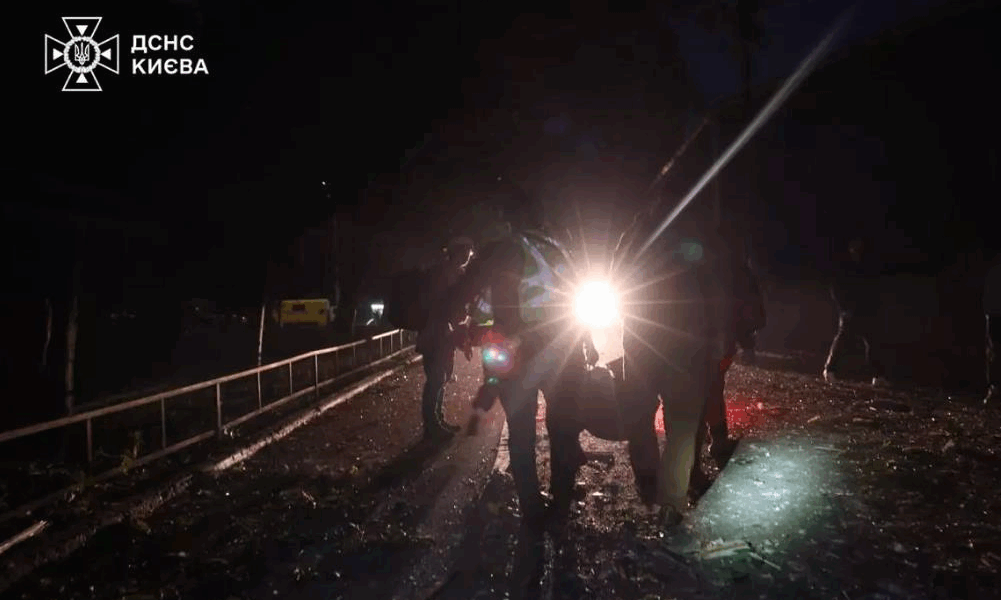 Новини Києва - Обстріл Києва: патрульні показали перші хвилини після удару