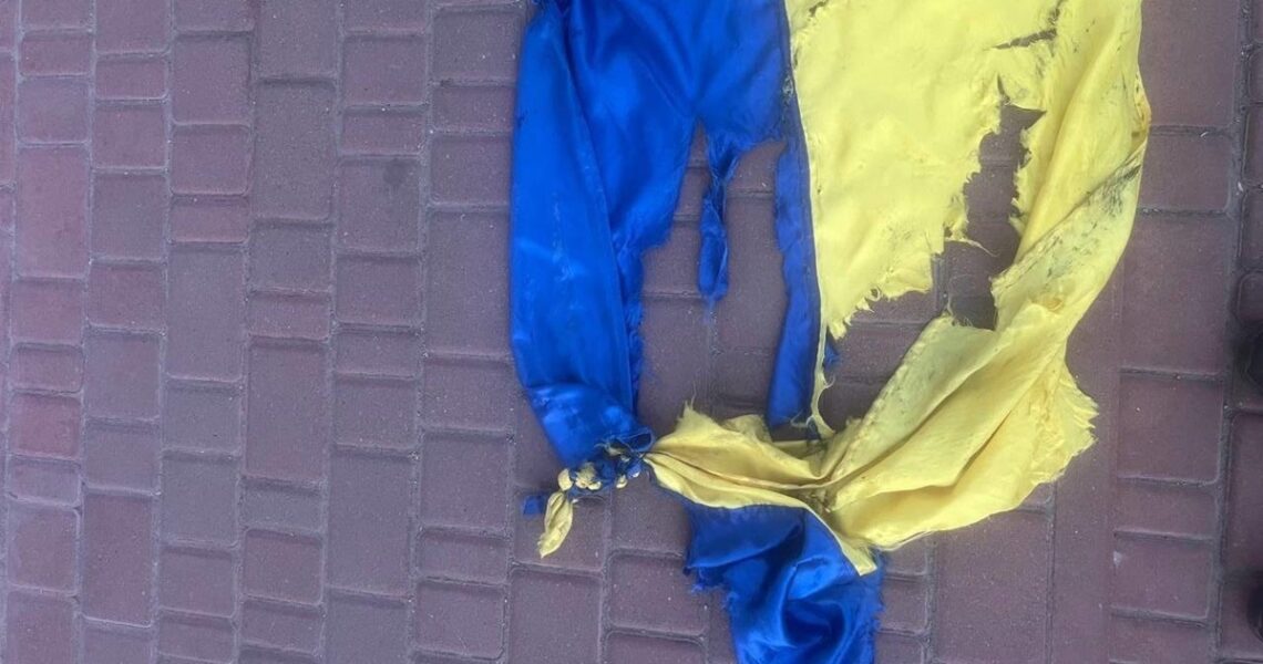 Новини України - У Кропивницькому чоловік зірвав і розтоптав прапор України