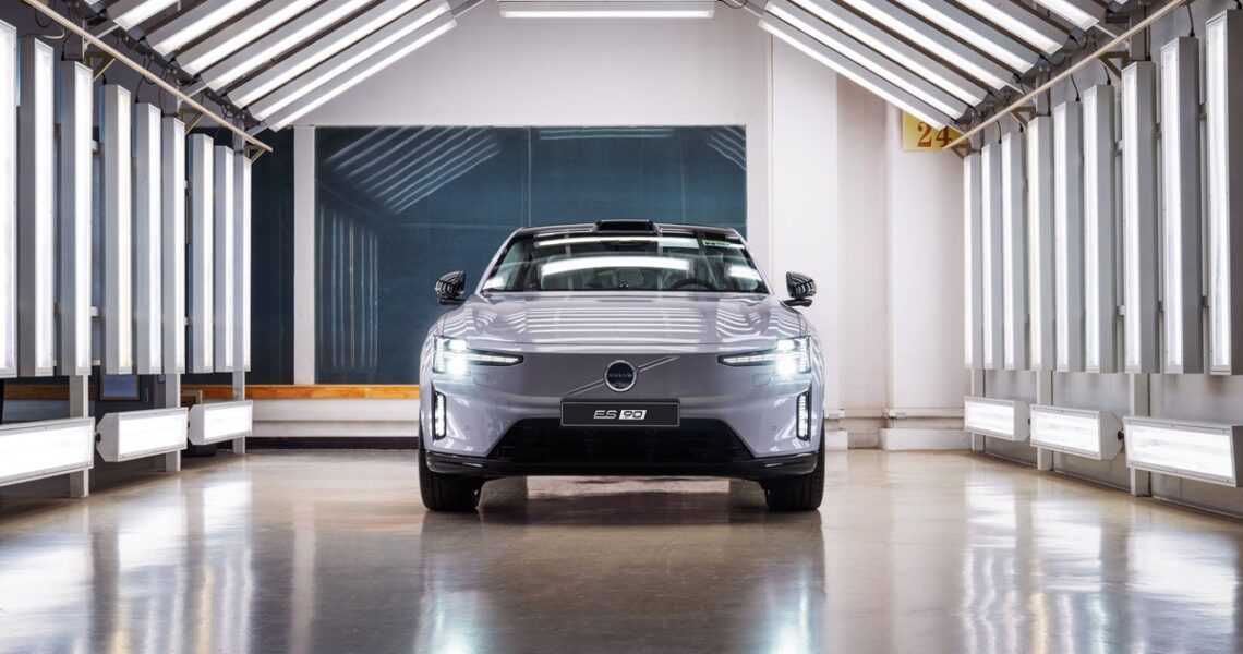 Авто новини - Volvo розпочала виробництво ES90