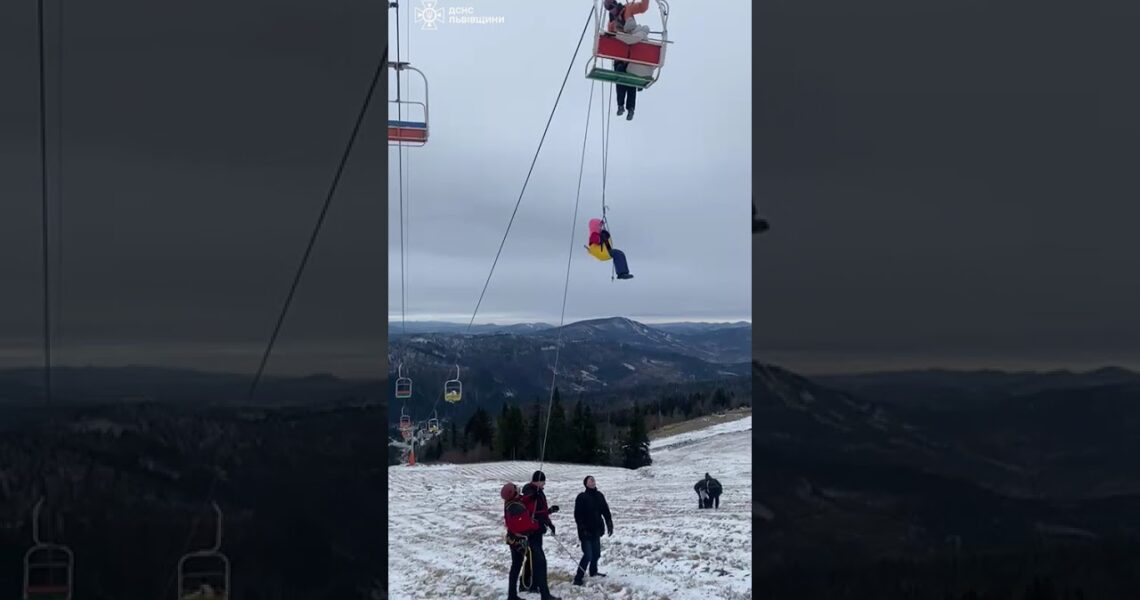 Рятувальники зняли з підйомника 78 людей, з них 39 дітей.