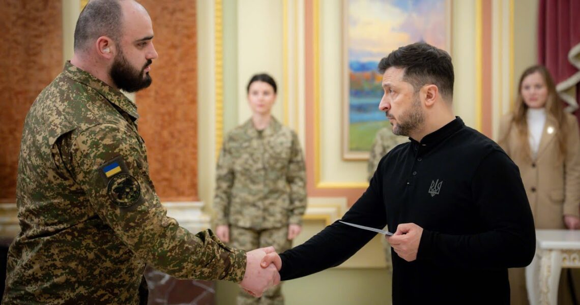 Володимир Зеленський вручив сертифікати на отримання квартир воїнам та їхнім родинам