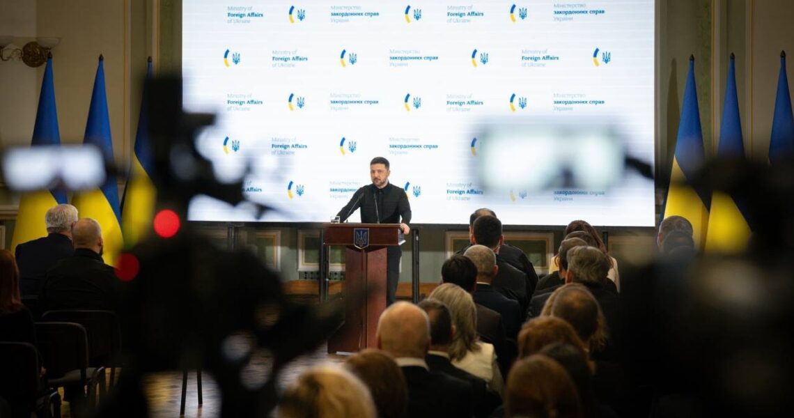 Спілкування Володимира Зеленського з медіа: дипломатія і фронт