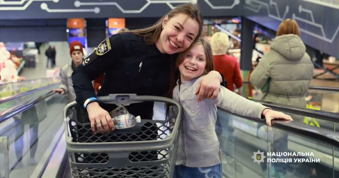 «Різдво з поліцейським»: діти разом із правоохоронцями обрали омріяні подарунки до новорічних свят