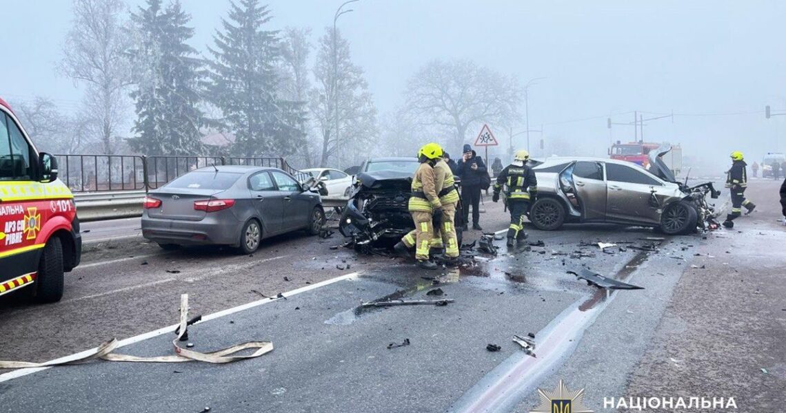 Новини України - Біля Рівного велике ДТП заблокувало трасу на Київ