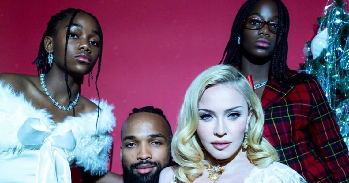 Новини культури - Мадонна з молодшими доньками влаштувала різдвяну фотосесію