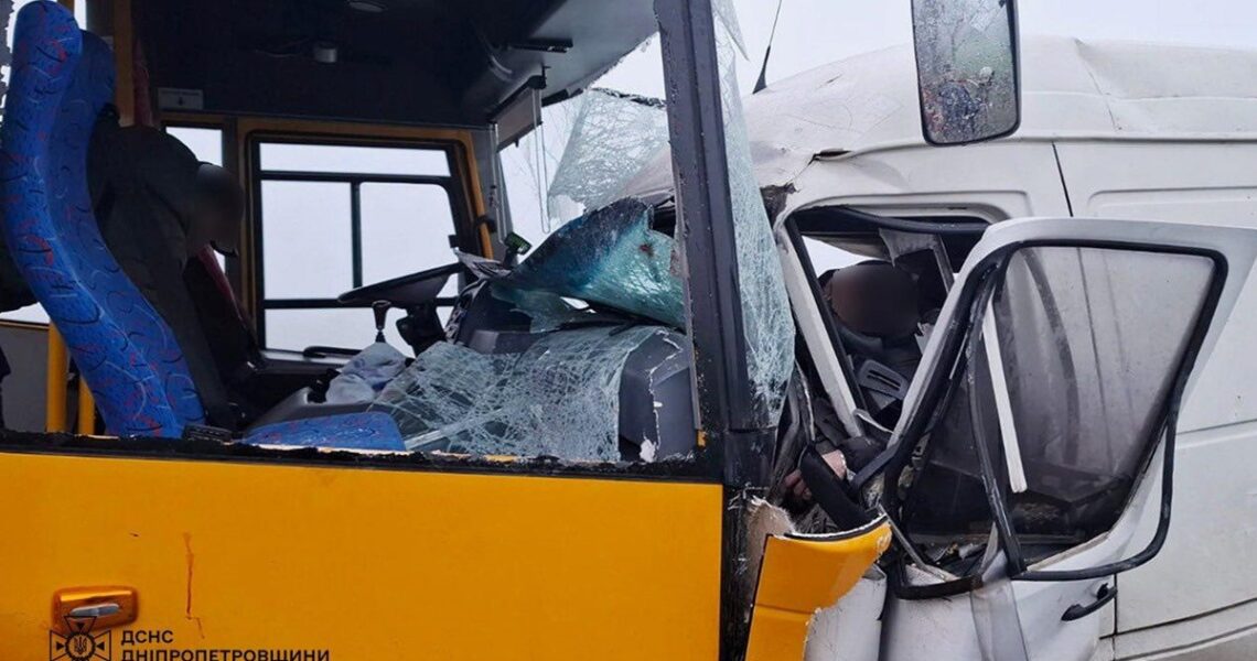 Новини України - На Дніпропетровщині шкільний автобус потрапив у ДТП, є загиблі
