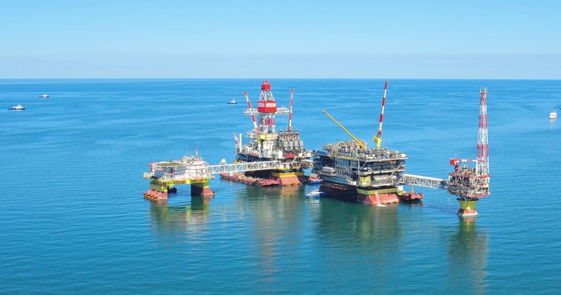 Новини України - На Каспії уражено третю нафтову платформу - ЗМІ