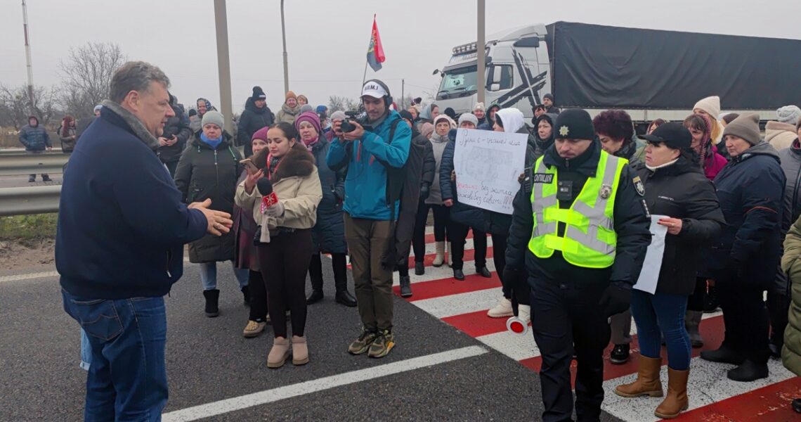 Новини України - Під Житомиром перекрили трасу через компенсації за зруйновані оселі
