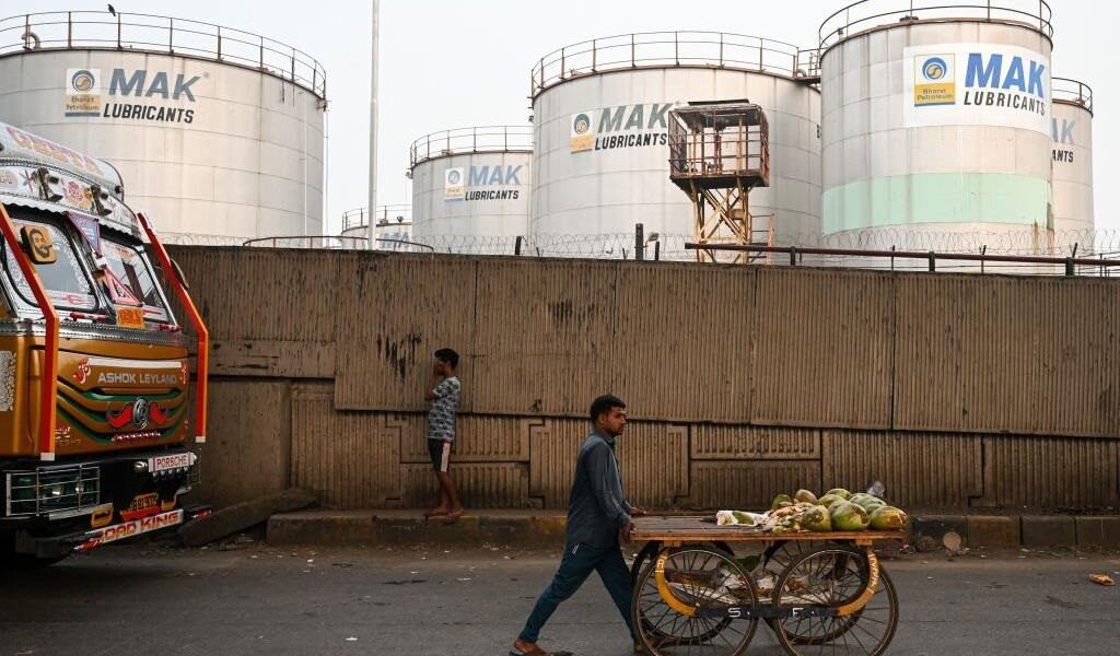 Новини бізнесу - Поставки нафти з РФ в Індію впали до найнижчого рівня за три роки - ЗМІ