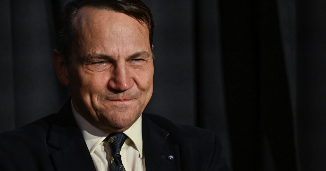 Новини світу - Сікорський "нагородив" Орбана орденом Леніна