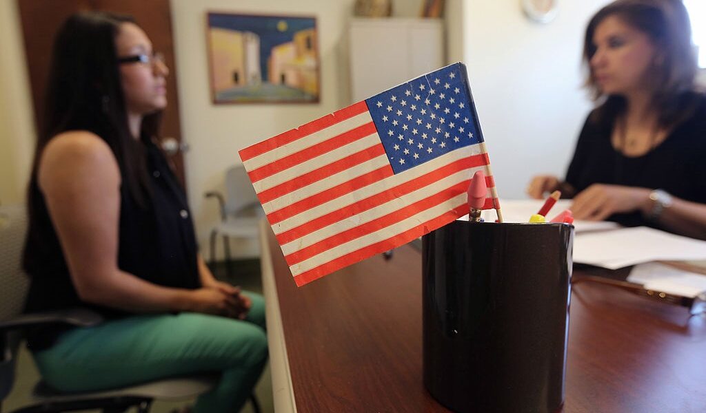 Новини світу - США призупинили програму отримання грін-карт