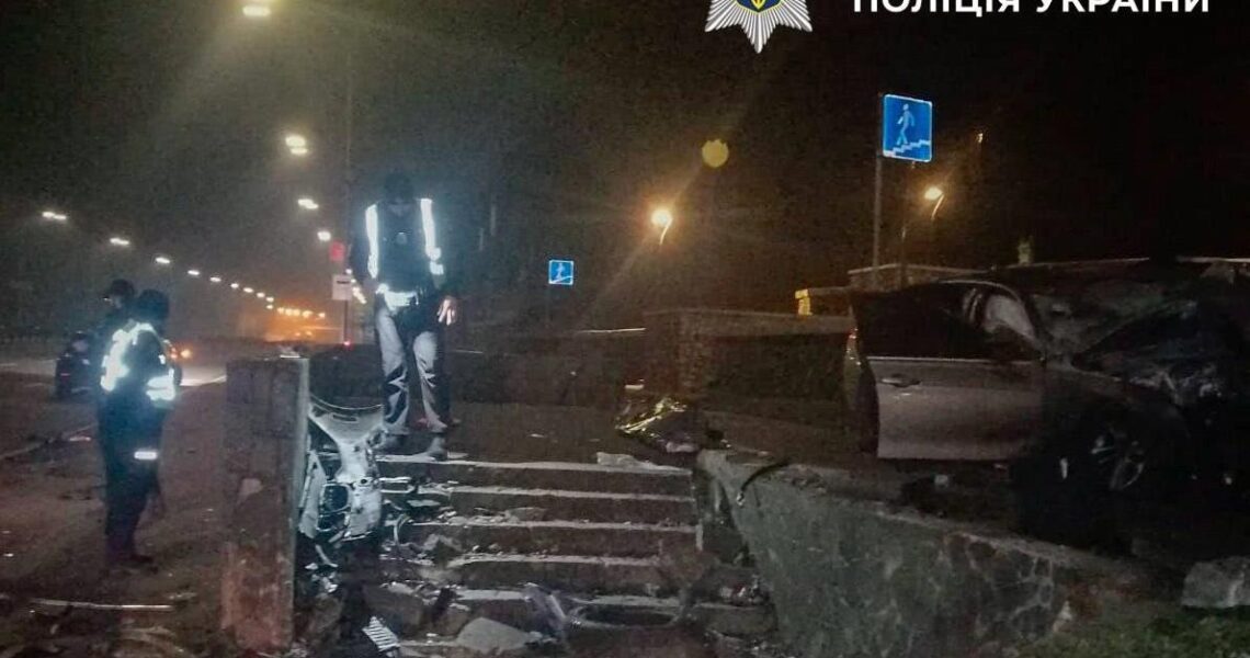 Новини Києва - У Києві 18-річний водій загинув, влетівши у підземний перехід