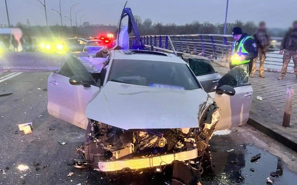 Новини Києва - У Києві через ДТП перекрили рух біля мосту Метро