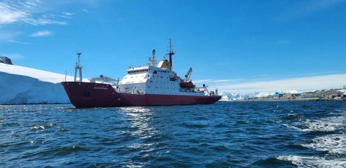 Новини світу - Український криголам Ноосфера вперше перетнув Південне полярне коло