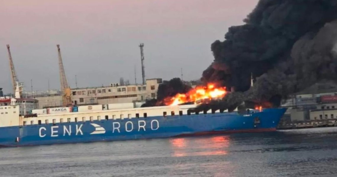 Новини України - В Одесі після вибухів спалахнуло судно