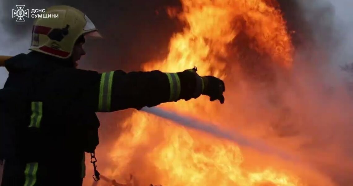 Сумщина: рятувальники під загрозою повторних ударів ліквідували пожежу, спричинену російською атакою