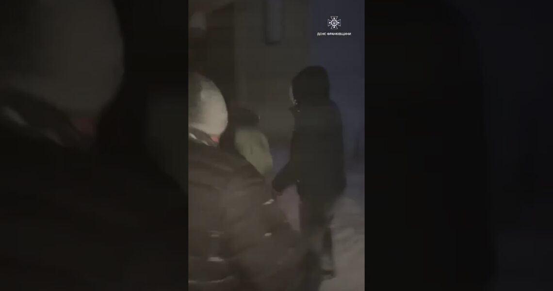 Франківщина: рятувальники визволяють авто зі снігових пасток. Допомогли 32 людям, з них 7 — діти.