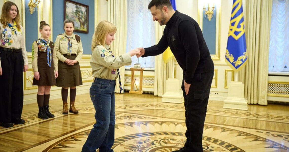 Новини України - Зеленський прийняв Вифлеємський вогонь миру від скаутів