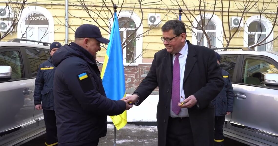 Велика Британія передала ДСНС України два броньовані автомобілі Toyota