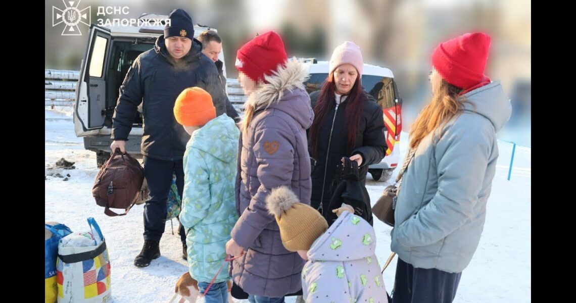 Запоріжжя: Офіцери ДСНС вивезли з-під обстрілів сім’ї з дітьми та їхніх улюбленців