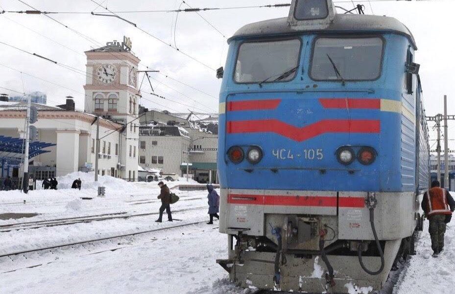 Новини України - Масштабні знеструмлення: УЗ перевела потяги на резервну теплотягу