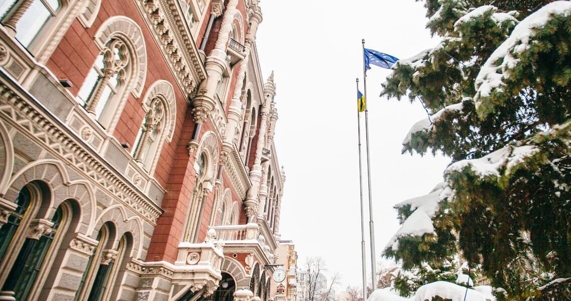 Новини бізнесу - НБУ продав понад $700 млн на тлі обвалу гривні