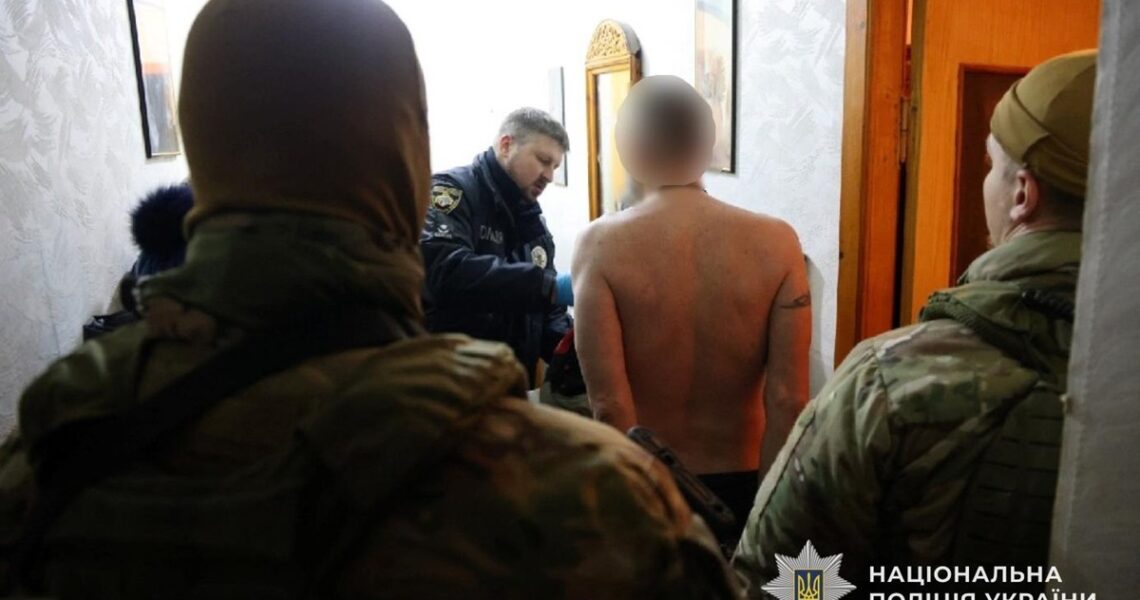 Новини України - У Дніпрі чоловік взяв у заручники власну матір