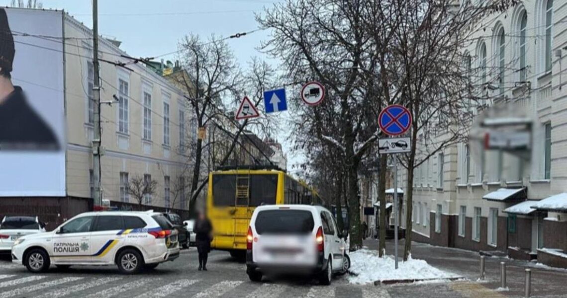 Новини Києва - У центрі Києва в проваллі дороги застряг тролейбус