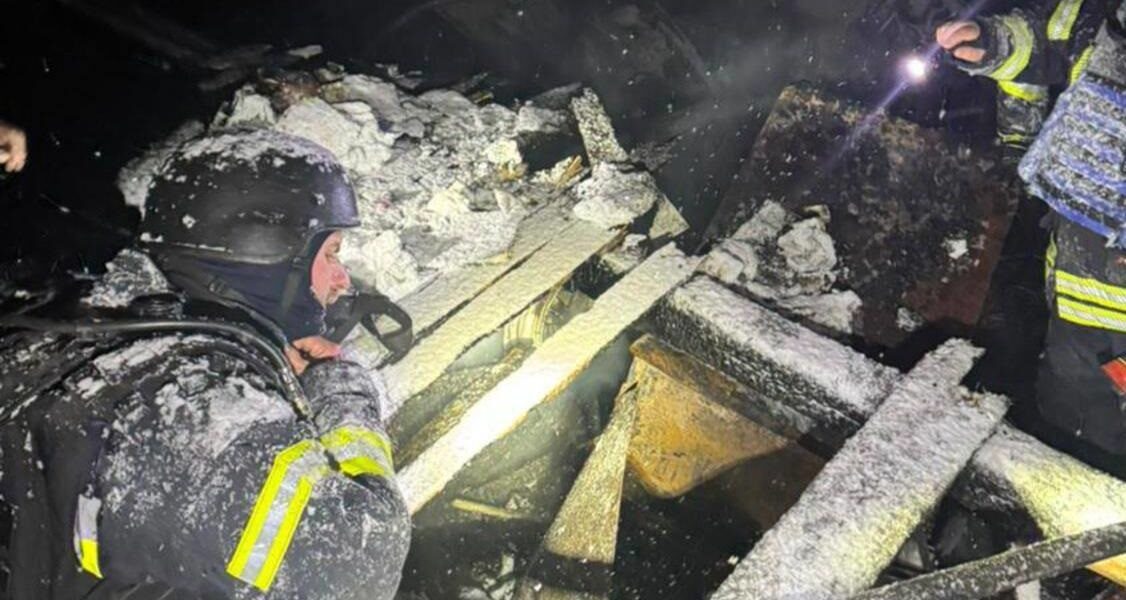 Новини України - Удари РФ по Київщині: рятувальники дістали з-під завалів родину з дитиною
