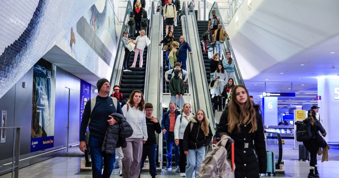 Новини світу - В аеропорту Варшави затримали українця з глушильним пристроєм